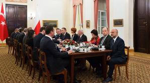 Prezydent Turcji Recep Tayyip Erdoğanemw Warszawie na spotkaniu z Prezydentem Andrzejem Dudą i szefem MSZ Witlodem Waszczykowskim na temat kwestii politycznych, godpodarczych i kulturalnych a także o relacjach z Rosją                       