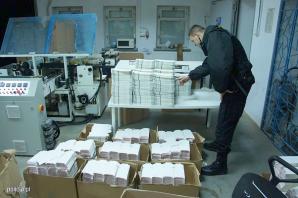 [VIDEO] Zatrzymanie w Łodzi: Narkotyki, kontrabanda i linia do produkcji papierosów w Konstantynowie Łódzkim