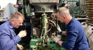 [VIDEO] Zepsuty i okradziony ciągnik wart 600 tysięcy odzyskali rolnicy spod Słupska z warszawskiego parkingu BGŻ BNP PARIBAS. Drugi ciągnik i ładowarkę już wywieźli ze stolicy. Pomoc udręczonym rolnikom zaoferował Jarosław Kaczyński!