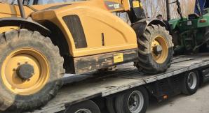 [VIDEO] Zepsuty i okradziony ciągnik wart 600 tysięcy odzyskali rolnicy spod Słupska z warszawskiego parkingu BGŻ BNP PARIBAS. Drugi ciągnik i ładowarkę już wywieźli ze stolicy. Pomoc udręczonym rolnikom zaoferował Jarosław Kaczyński!