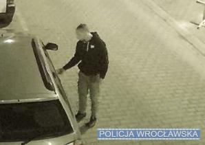 [VIDEO] DOLNOŚLĄSKIE: Czy rozpoznajesz tych mężczyzn? Policja poszukuje osób mogących mieć związek z podpaleniem pojazdów