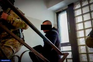 [VIDEO]  Kolejni zatrzymani za przestępczość narkotykową. Członkowie gangu mogli przemycić z Hiszpanii, a następnie rozprowadzić w Polsce kilka ton narkotyków