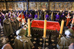 [VIDEO] W Bazylice Mariackiej w Krakowie odbyły się uroczystości pogrzebowe Damy Orderu Orła Białego śp. prof. Wandy Półtawskiej. W mszy świętej wzięli udział Prezydent Andrzej Duda wraz z Małżonką Agatą Kornhauser–Dudą