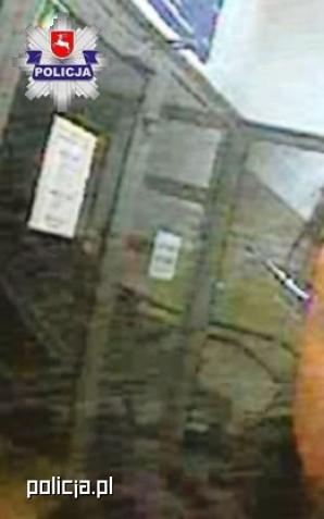 Kto rozpoznaje kobietę? Wypłacała pieniądze pochodzące z przestępstwa! 