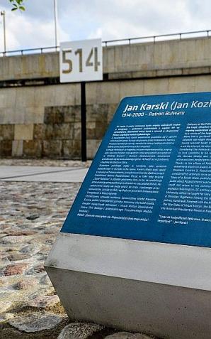 Tablica z informacjami o patronie stanęła na Bulwarze Jana Karskiego
