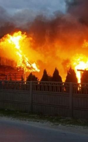 Uratowali staruszka z płonącego budynku