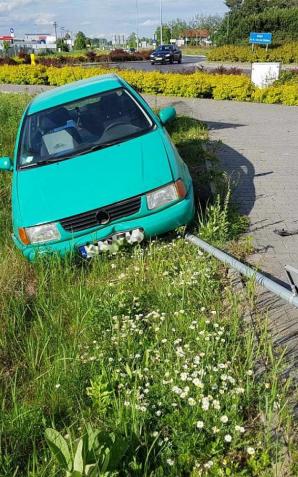 5 promili, brak prawa jazdy, próba przejechania policjanta i niezatrzymanie się do kontroli – sobotni „rajd” 44-latka