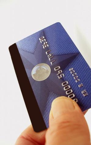 Ojciec spał, a syn w tym czasie korzystał z jego karty płatniczej. Posłużył się nią 54 razy