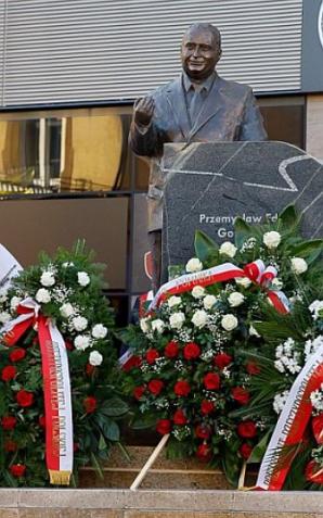 Premier wziął udział w uroczystym odsłonięciu pomnika śp. Przemysława Gosiewskiego