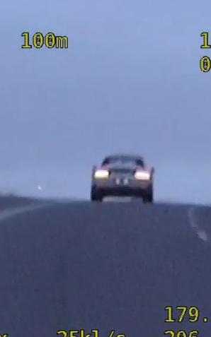 [VIDEO] Rażąco przekroczył prędkość, wyprzedzał na „podwójnej ciągłej” - efektem tego jest 15 punktów karnych i wysoki mandat dla nieodpowiedzialnego kierowcy