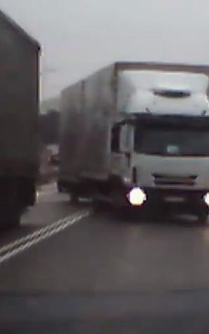 [VIDEO] Horror na krajówce! Tylko dzięki refleksowi kierujących osobówkami nie doszło do tragedii