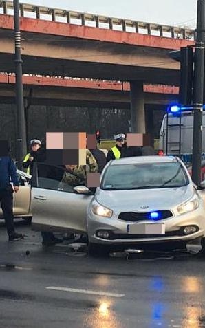 Wypadek z udziałem policyjnego radiowozu w Łodzi. Policjanci zostali przewiezieni do szpitala