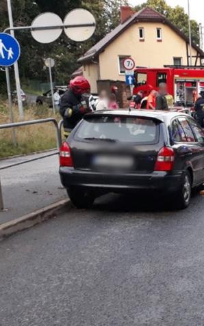 Przesiedli się w trakcie jazdy. Oboje mieli wydane sądowe zakazy kierowania. Ona posiadała narkotyki, a on ostatecznie doprowadził do wypadku drogowego