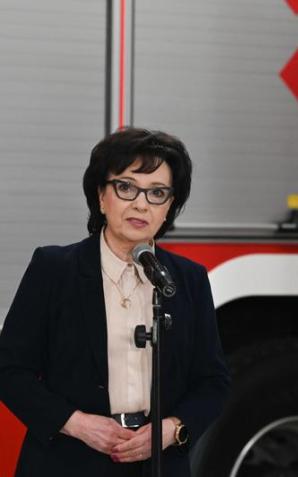 Marszałek Sejmu na uroczystości przekazania nowych samochodów pożarniczych dla jednostki Państwowej Straży Pożarnej