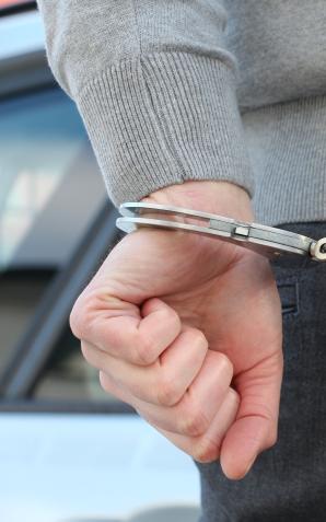 Zostawiła 3-letniego syna samego w domu i rosół na gazie. A tymczasem rozbiła oplem ogodzenie 