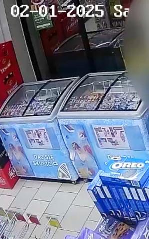 [VIDEO] Pomogli chłopcu, który w nocy spacerował w bieliźnie