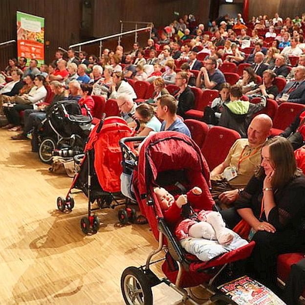 Nysa: Odbył się 3- dniowy, V Zjazd Dużych Rodzin, który zgromadził beneficjentów korzyści wynikających z posiadania więcej niż dwójki dzieci. Na zjeździe obecna była Minister  Elżbieta Rafalska