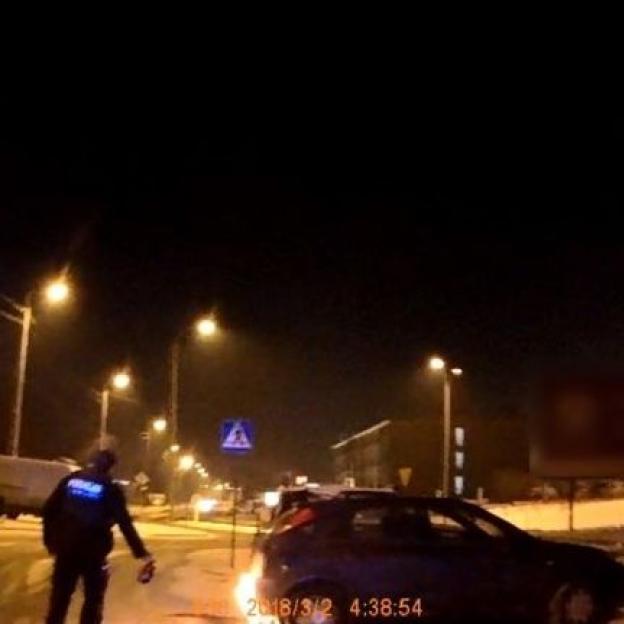 [VIDEO] Białystok: Policjanci uratowali 35-latka z płonącego auta