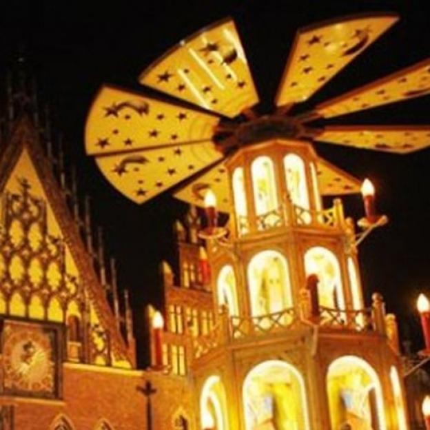 3-letni chłopiec z Korei Południowej zgubił się na wrocławskim Jarmarku Bożonarodzeniowym. Pomogli policjanci i turyści z Azji