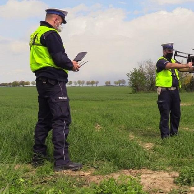 [VIDEO] Mandaty posypały się… z drona. Na terenie powiatu Jaworskiego policjanci prowadzili kontrole drogowe z wykorzystaniem bezzałogowego statku powietrznego