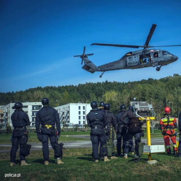 Black Hawk, z pokładu którego pomagali gasić pożary w Turcji, nad Bałtykiem. Na okrętach i platformie wiertniczej ćwiczyli policyjni lotnicy i kontrterroryści