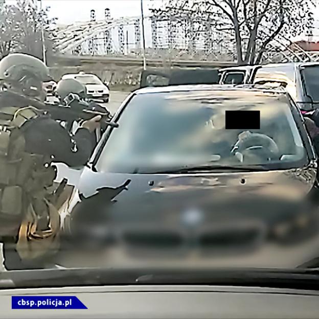 [VIDEO] Przejęta broń, maczeta i narkotyki - akcja krakowskiego CBŚP.  Grupa przestępcza zajmowała się przemytem dużej ilości narkotyków z Hiszpanii