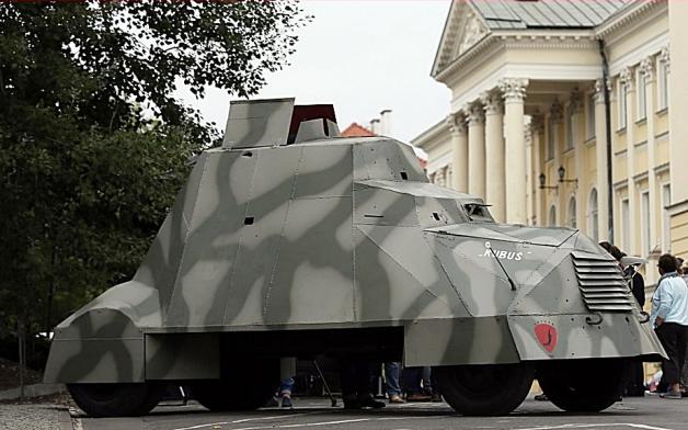 Legendarny Kubuś – transporter – zaprezentowany na kampusie Uniwersytetu Warszawskiego