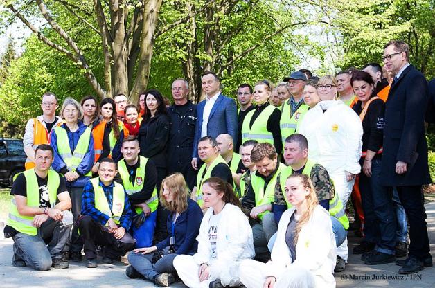 Poszukiwania ofiar komunizmu to służba Polsce – Prezydent Andrzej Duda odwiedził Łączkę na Powązkach Wojskowych