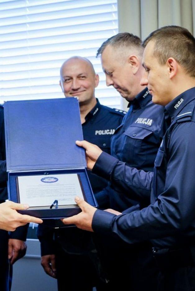 Po awanturze z nożem w tle policjanci z Buska- Zdroju z wizytą w KGP