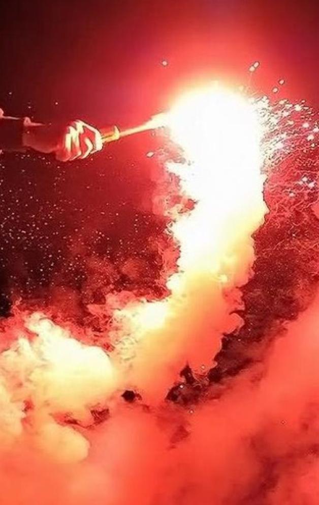 [VIDEO] 28 kibiców zatrzymanych w związku z posiadaniem rac i narkotyków w trakcie meczu