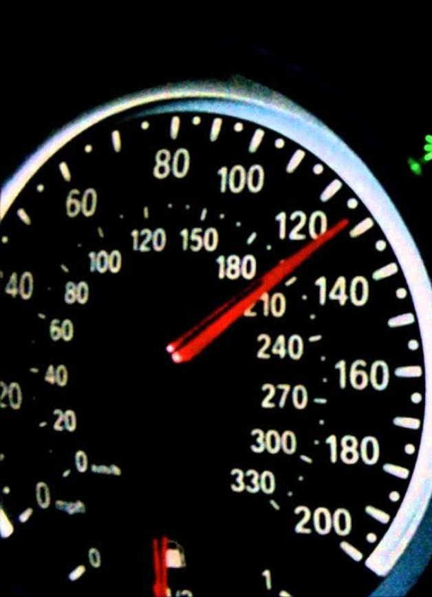 [VIDEO] Wrocławscy policjanci z grupy ,,Speed’’ zatrzymali kierowcę, który na trasie S5 jechał z prędkością ponad 200 km/h