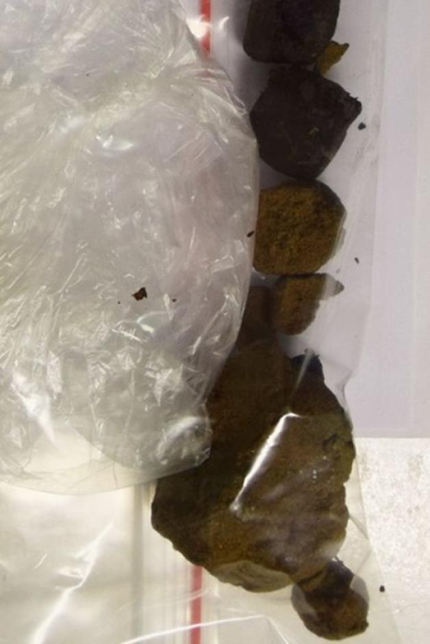 Dzielnicowi zatrzymali mężczyznę podejrzanego o posiadanie narkotyków oraz substancji psychotropowych