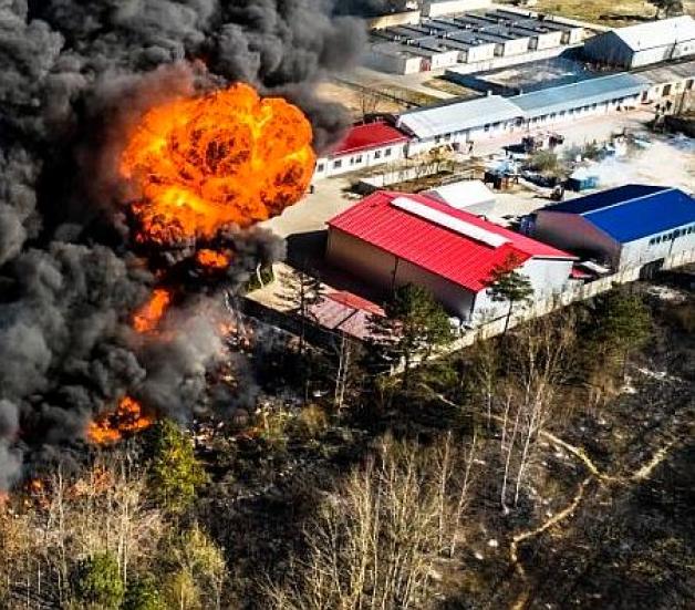 [VIDEO] Wybuchy, pożar i potężne straty. Pożar składowiska chemikaliów w Nowinach koło Kielc