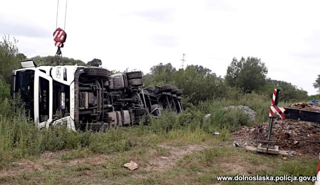[VIDEO] Zarzuty nieodpowiedniego postępowania z odpadami usłyszał mężczyzna zatrzymany przez policjantów strzelińskiej komendy