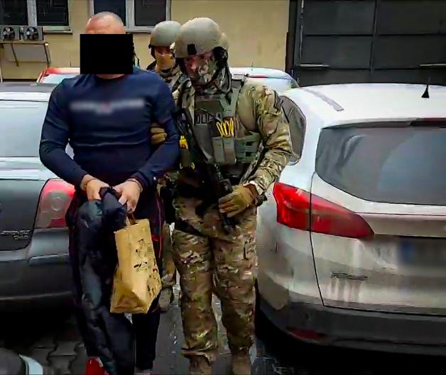 [VIDEO]  Kolejni zatrzymani za przestępczość narkotykową. Członkowie gangu mogli przemycić z Hiszpanii, a następnie rozprowadzić w Polsce kilka ton narkotyków