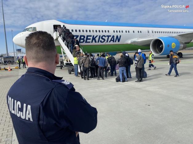 Tarnogórscy policjanci na lotnisku w Pyrzowicach. Obywatele krajów wschodu, takich jak Uzbekistan, Pakistan, Kazachstan i Azerbejdżan pragną wrócić do swojej ojczyzny