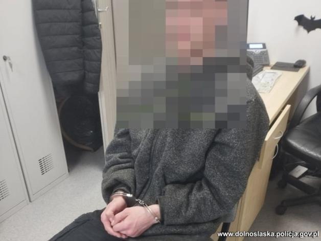 Zagroził dziecku, że zrobi jej krzywdę. Zabrał telefon. Miał dług u kolegi