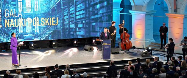 [VIDEO] Z okazji Dnia Nauki Polskiej w auli Politechniki Warszawskiej odbyła się uroczysta gala. Dariusz Wieczorek wręczył nagrody najbardziej wyróżniającym się przedstawicielom środowiska naukowego i akademickiego