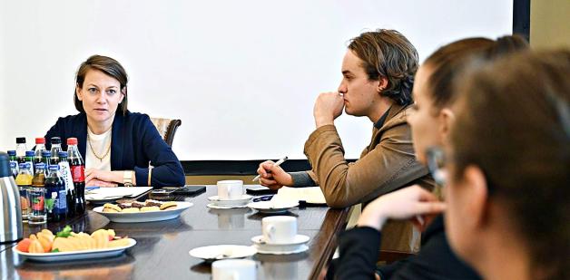 Spotkanie wiceministry Zuzanny Rudzińskiej-Bluszcz z przedstawicielami organizacji chroniących dzieci przed przemocą